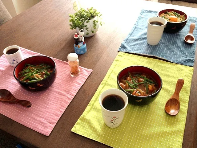 Snapdishの料理写真:カレー丼、親子丼、ほうじ茶|pentarouさん