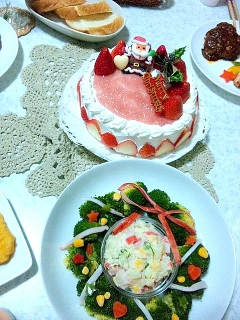 Snapdishの料理写真:去年のクリスマスケーキとリースサラダ|とんさん