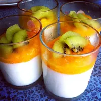 Snapdishの料理写真:Milk pudding with peach puree and kiwi