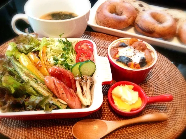 Snapdishの料理写真:もりもりサラダ&カポナータのココット&ベーグル定食🍴|Nonさん