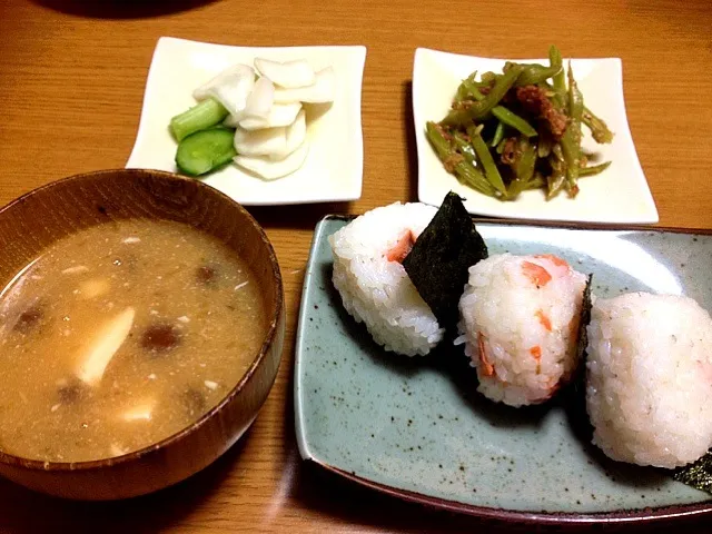 なめことお豆腐のみそ汁、鮭のお握り、大角豆の炒め煮、カブのお漬物|まりこさん