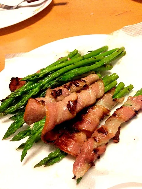 Snapdishの料理写真:asparagus wrapped with bacon|sweeettooothさん