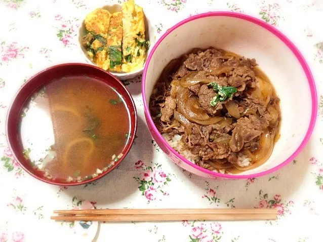 Snapdishの料理写真:牛丼、味噌汁、ニラ卵焼き|なつはらさん