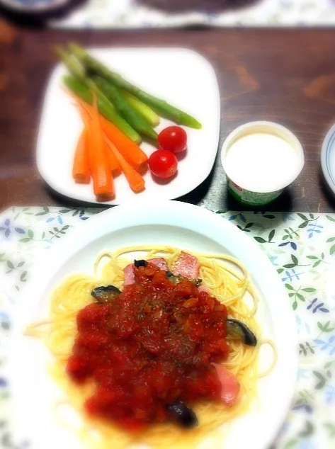 Snapdishの料理写真:ナスとベーコンのトマトパスタ➕野菜スティック|MOMさん