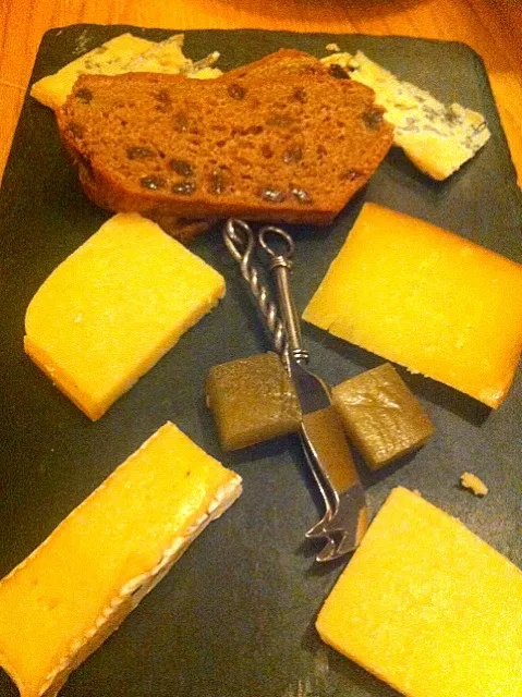 Cheese plate with local cheeses|Sarah Everitt Furuyaさん