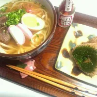 Snapdishの料理写真:昨日作った角煮があったのでソーキソバを作りました。焼おにぎりも一緒に☆…☆…でも、並べ方逆ですよね…(-_-;)|ぴんくさん