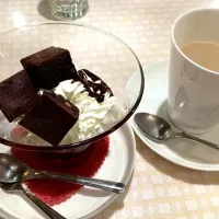 Snapdishの料理写真:チョコレートブラウニーとカフェオレ|岡山絵美さん