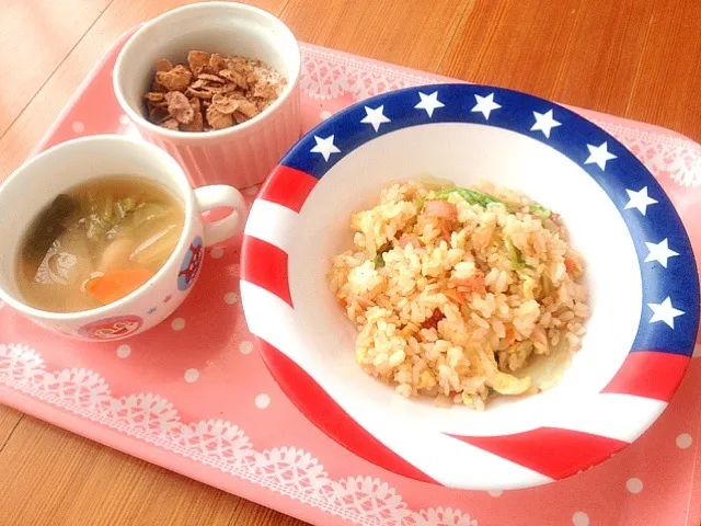 2歳ランチ☆にんにくちゃーはん、白菜と里芋の味噌汁、ヨーグルト|溜池さん