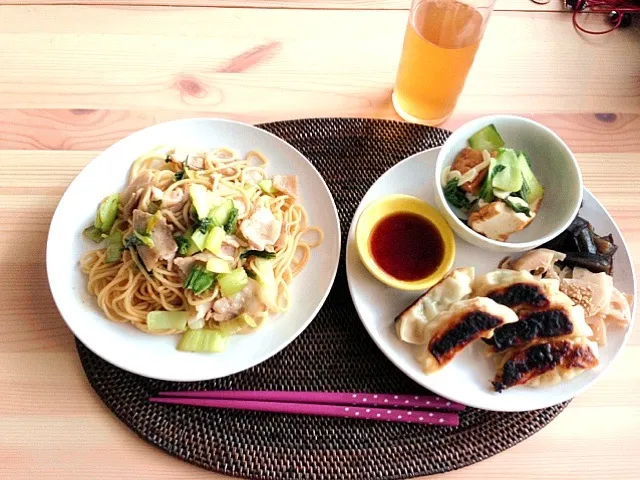 昨日の残り物、餃子、青梗菜と豚肉のオイスターソース焼きそば♡|ERIさん