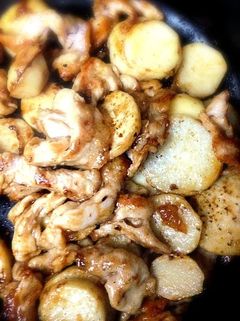 いつもは煮物や汁物にする里芋、今日は豚肉と炒めて生姜焼き風。ホコホコだ！|うきさん