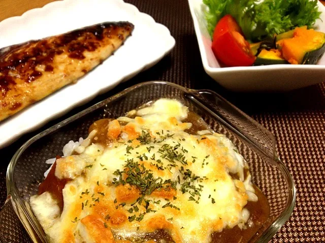 Snapdishの料理写真:チーズたっぷり焼きカレー、サバの塩麹漬け、カボチャとトマトのサラダ(^-^)/|みにさん