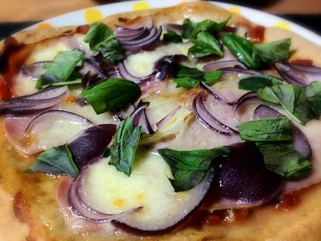 Whole Wheat Pizza with Ham, Mozzarella, Onions and Fresh Basil|6畳フィットネスさん