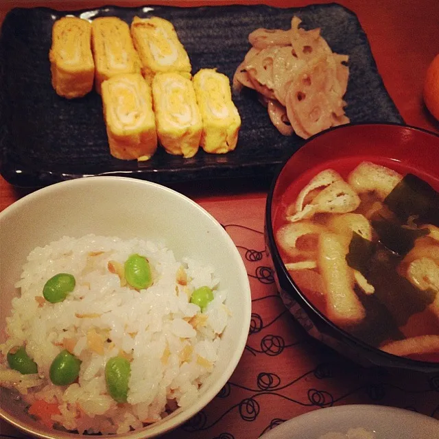 Snapdishの料理写真:枝豆と鮭の混ぜ御飯  出し巻き卵  蓮根塩麹炒め  味噌汁|ikukoさん