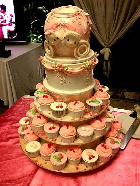 Snapdishの料理写真:hello kitty wedding cake|Yvonne C.さん