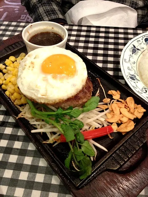 Snapdishの料理写真:目玉焼きのせ ハンバーグ♪|リエ吉さん