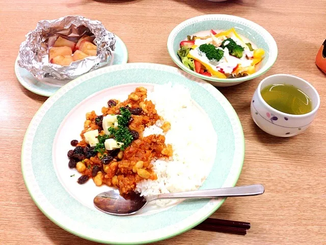 Snapdishの料理写真:大豆カレー・サラダ・焼き林檎|福部陽子さん