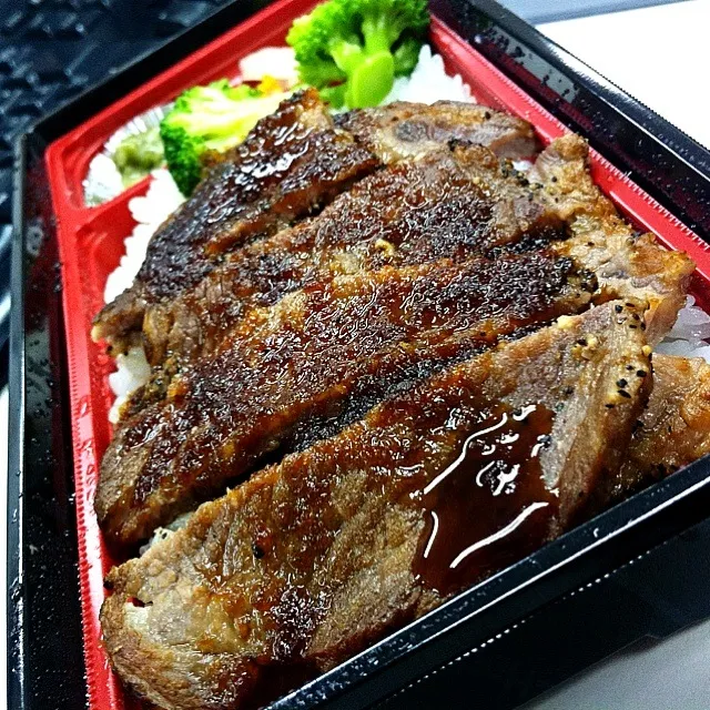 ほっともっとのステーキ重弁当。|かじぃさん