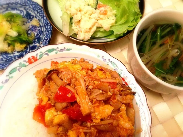 夕飯〜チリトマ中華丼 もやしスープ ポテトサラダ〜|美羽さん