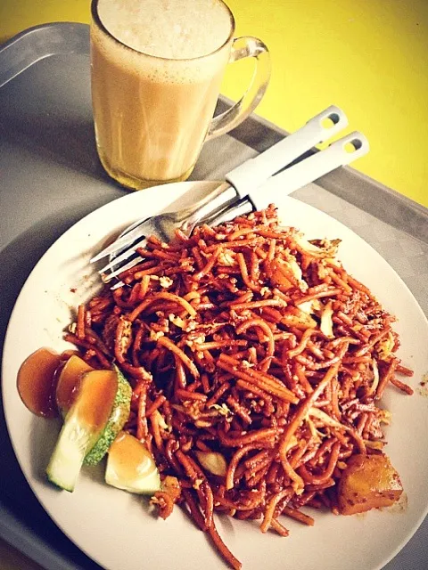 Hot mee goreng & teh halia in rainy weather|Ahmad Nazri Mohamed Naimさん