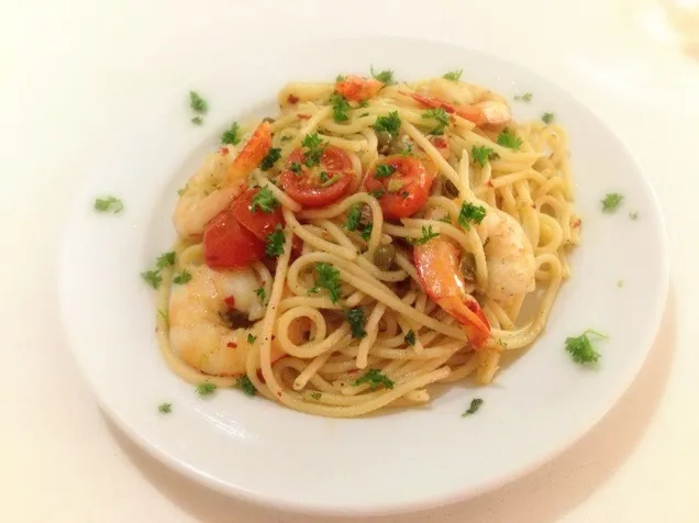 Chilli prawn pasta with cherry tomatoes and capers|Erwinさん