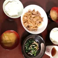 Snapdishの料理写真:豚肉生姜焼き＆味噌汁＆ほうれん草|みほりんさん