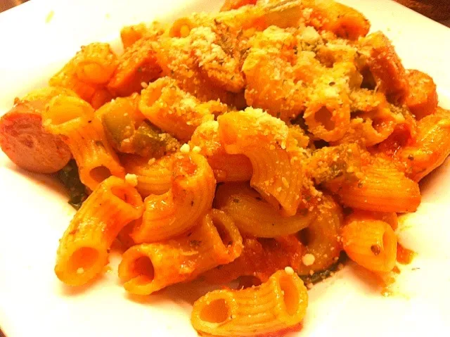 Macaroni with tomato sauce, capsicum, cheese chicken sausage and Parmesan cheese|Jorge Bernal Márquezさん