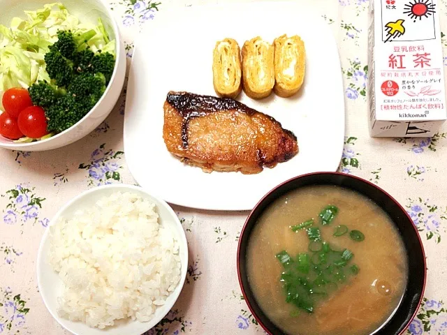 ぶりの照り焼き、卵焼き、味噌汁、サラダ|ぽんぽこさん