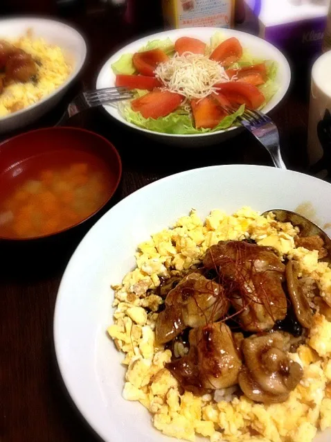 鶏の照り焼き丼、にんじんと玉ねぎの生姜スープ、サラダ|あんじぇらさん