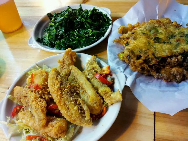 Snapdishの料理写真:豆苗，oyster omelette, n fried fish|genさん