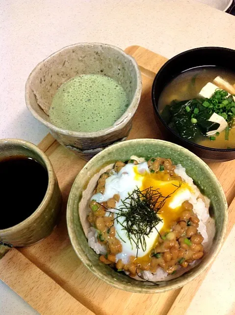 朝食 納豆温泉ご飯・ほうれん草の味噌汁・スムージー|izunさん