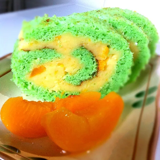 Snapdishの料理写真:Pandan yoghurt swissroll with peach custard filling|shirlynさん