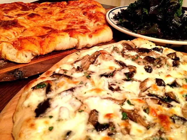 wild mushroom beschel pizza, cheese tomato pizza, purple kale salad|Matthew Cashenさん