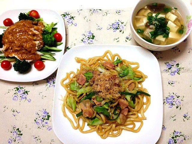 Snapdishの料理写真:ピーマンとキャベツとベーコンの焼うどん、棒棒鶏、きのこと豆腐の中華スープ|ぽんぽこさん