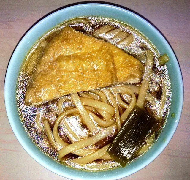 煮込み肉うどんに油揚げを載せました。ということは、きつねうどんということですかね？(^O^)|平田さん