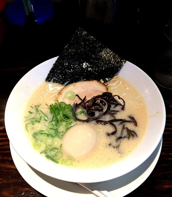 博多らーめん 権之助 味玉付🍜 今日も楽しいランチタイム🎵🎵|ちーねーさん