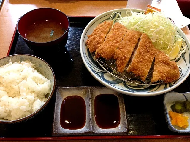 ロースカツ定食。肉厚でジューシィですなぁ。|たけうちさん