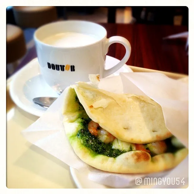 Marron on marron latte & Genovese calzone ~Shrimp & cheese~|みん(๑・‿・๑)さん