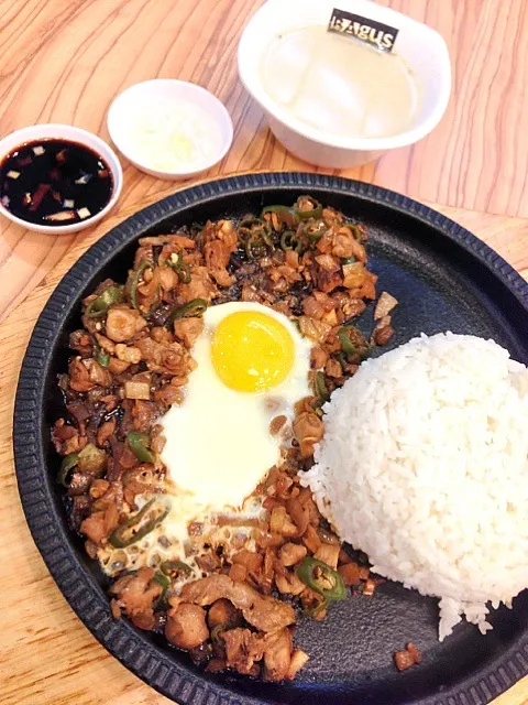 Filipino food for lunch - Sisig|Ahmad Nazri Mohamed Naimさん