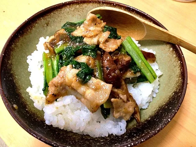 豚バラと小松菜の甘辛炒め丼|たまこっこさん