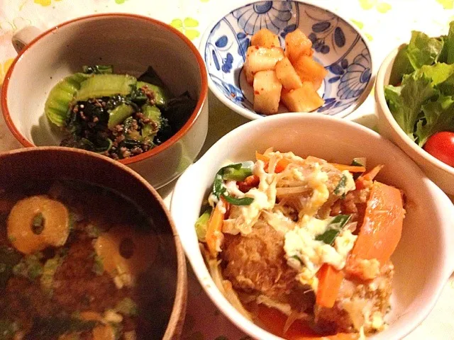 Snapdishの料理写真:カツ丼の具  高菜と挽肉の炒め物   カクテキ  味噌汁  サラダ|mari miyabeさん