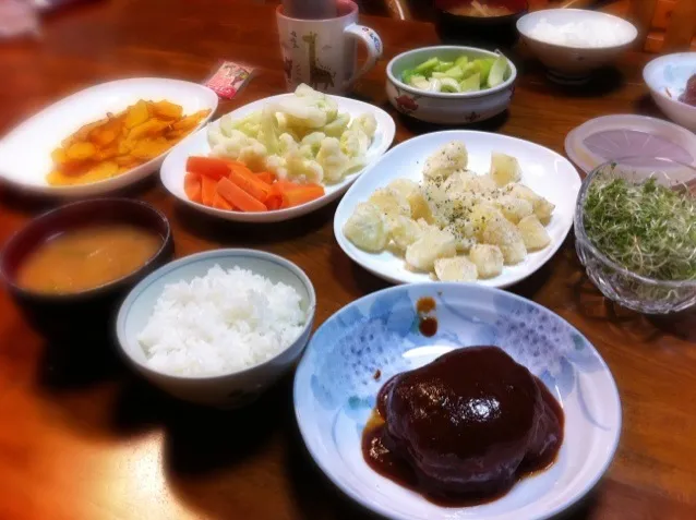 ハンバーグ、粉吹き芋、大根の味噌汁、温野菜、ピーナツカボチャの炒め物|てだまさん