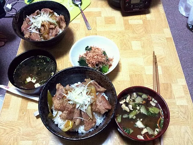 豚の角煮丼とほうれん草のお浸し|ラフトさん