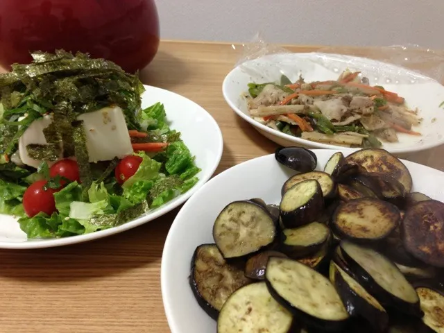 夕飯はナス炒め、チンした長芋と豚肉炒め、サラダ、豚汁。あったまります。|うみちづさん