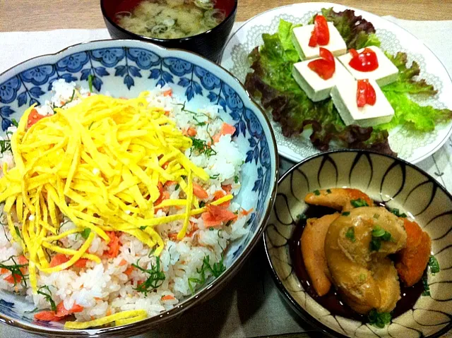 塩紅鮭と青シソ酢飯・帆立の子醤油煮・ペッパークリームチーズ・玉ねぎワカメ味噌汁|まーままさん