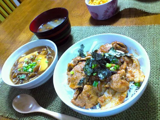 Snapdishの料理写真:豚の和風マーマレー丼と、なめこのみぞれ温豆腐、具沢山味噌汁付|有村薫さん