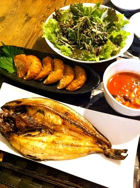 ホッケ、お魚屋さんが作ったしらす入りさつま揚げ、ひじきと切り干し大根のツナマヨサラダ、何故かミネストローネ|まみりんごさん