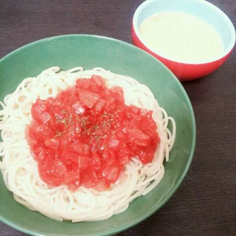 Snapdishの料理写真:昨日の残りでトマトパスタ(｡･ω･)ﾉﾞ|まなにゃんさん