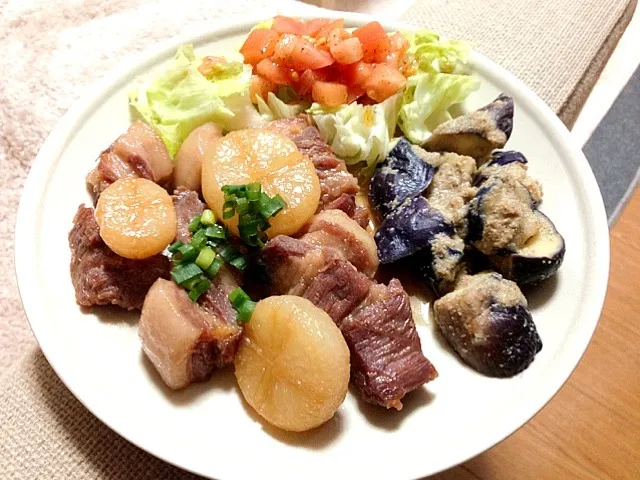 Snapdishの料理写真:麹で作った角煮〜ナスの胡麻みそ和えとサラダ〜|ワンプレートさん