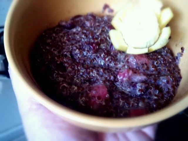 quinoa and berry breakfast cereal|jeffrey cuevasさん