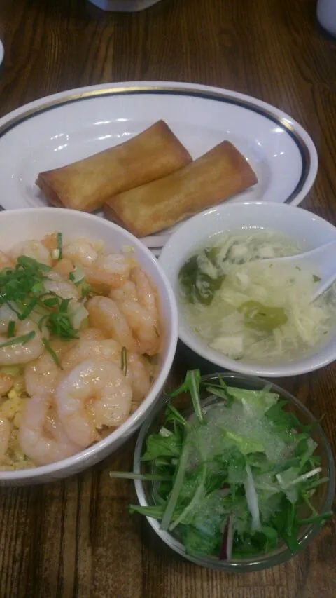 【沼津 王味】海老大杉で、丼で出てくる海老炒飯|うめロクさん